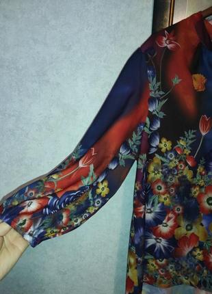 Эффктная блуза с ярким цветочным принтом7 фото