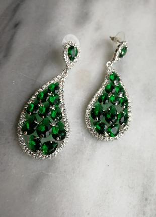 Нарядные серьги висюльки висюльками зелёные камни стразы