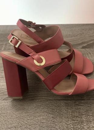 Босоніжки marks and spencers