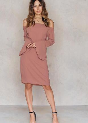 Нежное платье свободного кроя с рукавами клеш