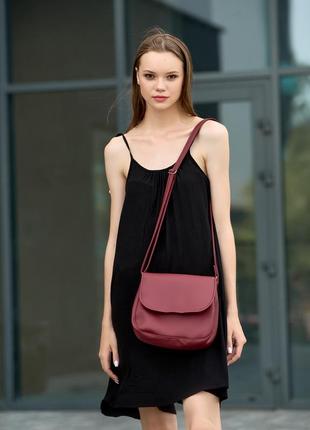 Стильная сумка для девушек бордового цвета -лаконичная и вместительная для прогулки и встреч