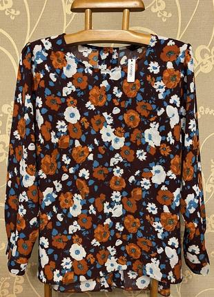 Очень красивая и стильная брендовая блузка в цветах.