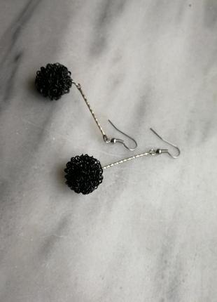 Интересные серьги висюльки серебристая палочки текстурные черные закрученные шарики2 фото