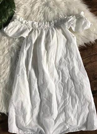 Белое платье с открытыми плечами zara
