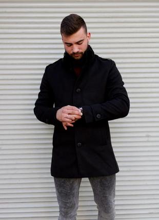 Стильное чёрное пальто без капюшона5 фото