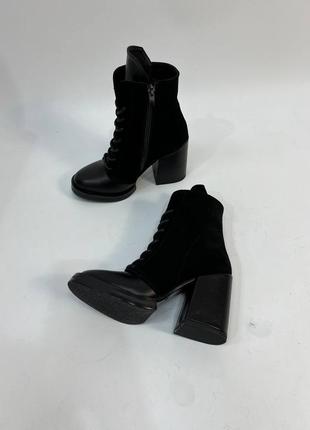 Женские ботинки на шнуровке и высоком каблуке из натуральной кожи и замши чёрного цвета3 фото