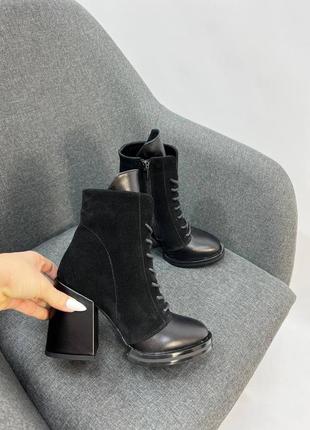 Женские ботинки на шнуровке и высоком каблуке из натуральной кожи и замши чёрного цвета2 фото