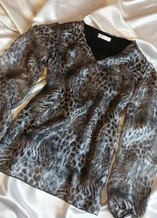 Красива блуза в актуальний принт в складі 30%шовку