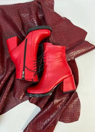 Женские ботинки на каблуке со шнуровкой из натуральной кожи красного цвета2 фото