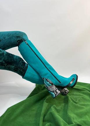 Женские сапоги из натуральной замши бирюзового цвета со ставками рептилий на каблуке3 фото