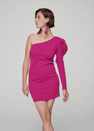 Size m. новое малиновое вечернее платье mango на одно плечо