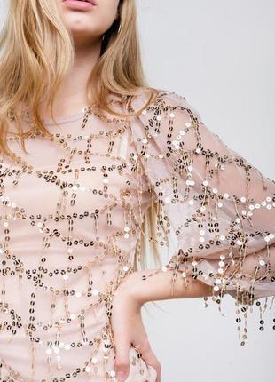 Вечернее бежевое нюдовое платье декорированное пайетками от бренда prettylittlething