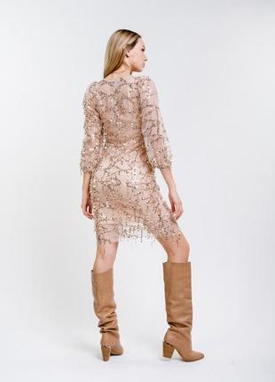 Вечернее бежевое нюдовое платье декорированное пайетками от бренда prettylittlething