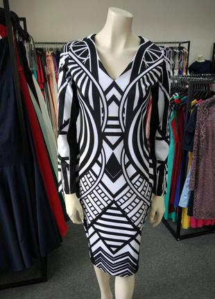 Черно-белое платье с геометрическим принтом