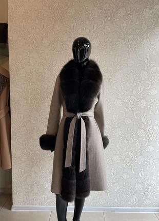 Елегантне пальто з натурального хутра песця
