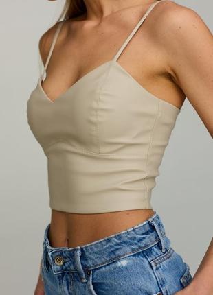 Кожаный топ на бретелях с мягкими чашками на молнии серый