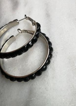 Серьги кольца средние нарядные с чёрными стразами1 фото