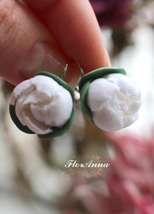 Білі сережки ручної роботи квіти з полімерної глини