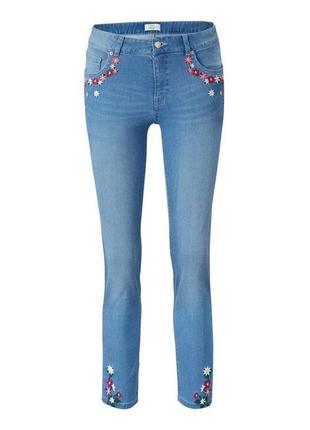 Модные джинсы slim fit  с вышивкой тсм  tchibo германия
