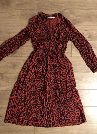 Платье zara красное с анималистичным принтом