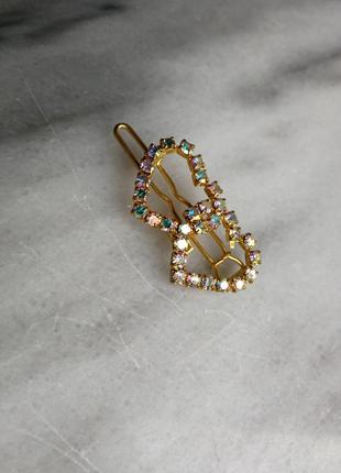 Маленька ошатна шпилька хлопалка два контурних серця з бензиновими камінням