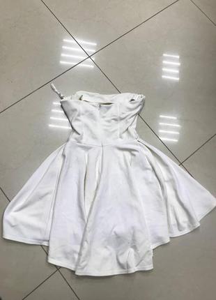 Белое мини платье бандо кльошь нарядное