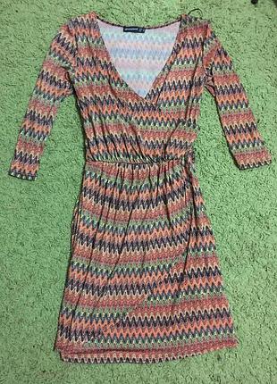 Красивое платье atmosphere в яркий принт