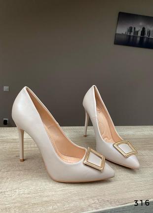 Лодочки на высоком каблуке бежевые с квадратной брошкой