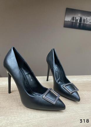 Чорні човники на високих підборах з квадратної брошкою