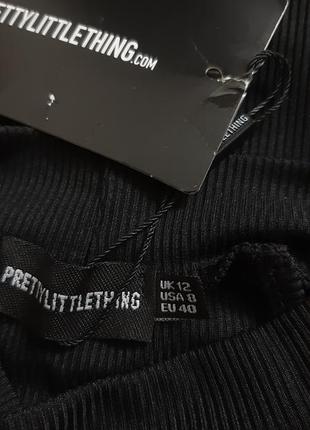 Черное мини платье в рубчик с вырезом6 фото