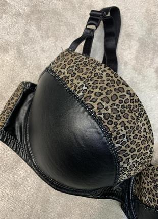 11. бюстгальтер