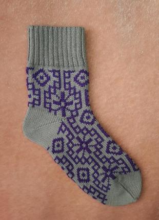 Жіночі в'язані шкарпетки ручної роботи з натуральної пряжі