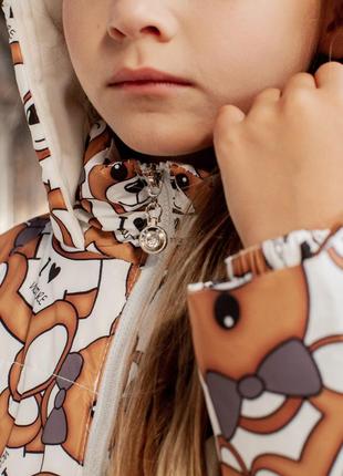 Детское демисезонное пальто с принтом «мишки» на девочку белого цвета5 фото