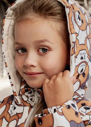 Детское демисезонное пальто с принтом «мишки» на девочку белого цвета7 фото