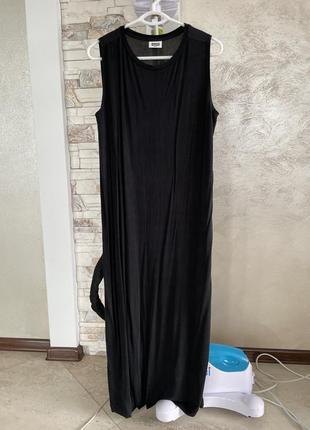 Чёрное свободное платье прямого кроя