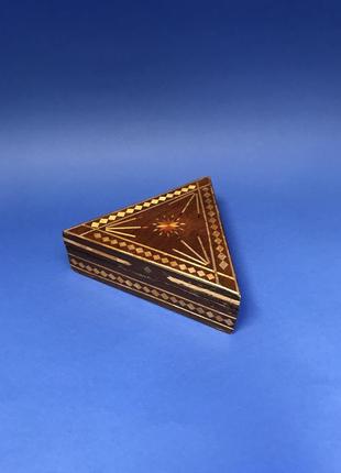 Деревянная треугольная шкатулка с узором2 фото