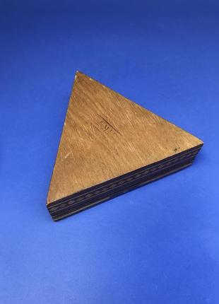 Деревянная треугольная шкатулка с узором4 фото