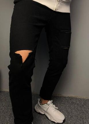 Мужские черные джинсы облегающие узкие с рваностями и рваным коленом