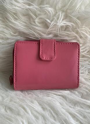Розовый кожаный кошелек