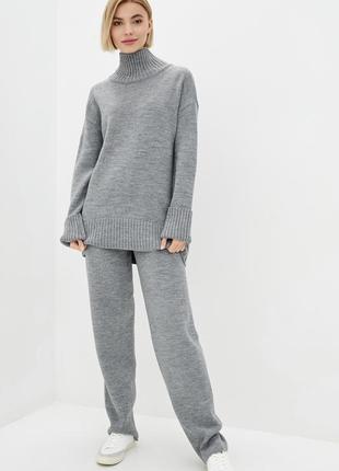 Женский вязанный брючный костюм.