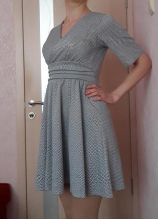 Красивое платье с принтом " зигзаг"3 фото