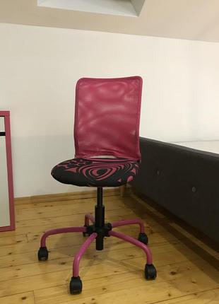 Рожевий комплект ікеа: письмовий стіл та офісне крісло