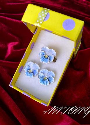 Кільце і сережки квіти братки, сережки кільце в подарунковій коробці