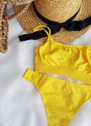 Комплект яркий солнечный топ на бретелях и трусы бразилианы
