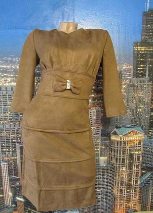 Сукня із замші з довгим золотавим замочком на спинці від riil