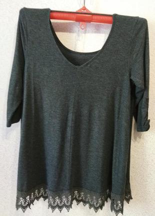 Трикотажная туника с красивым кружевом и дэкором.