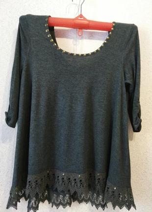 Трикотажная туника с красивым кружевом и дэкором.