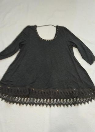 Трикотажная туника с красивым кружевом и дэкором.