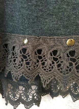 Трикотажная туника с красивым кружевом и дэкором.