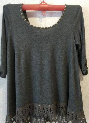 Трикотажная туника с красивым кружевом и дэкором.